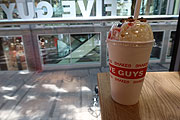 Milk Shakes aus frisch zubereiteten Zutaten sind auch eine Spezialität bei Five Guys (©Foto: Martin Schmitz)